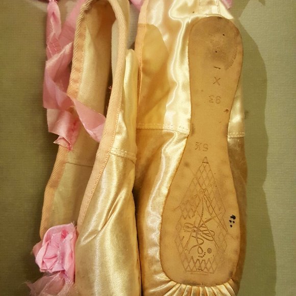 Vintage Ballet Pointe Shoes ~ Decorative - Picture 3 of 6